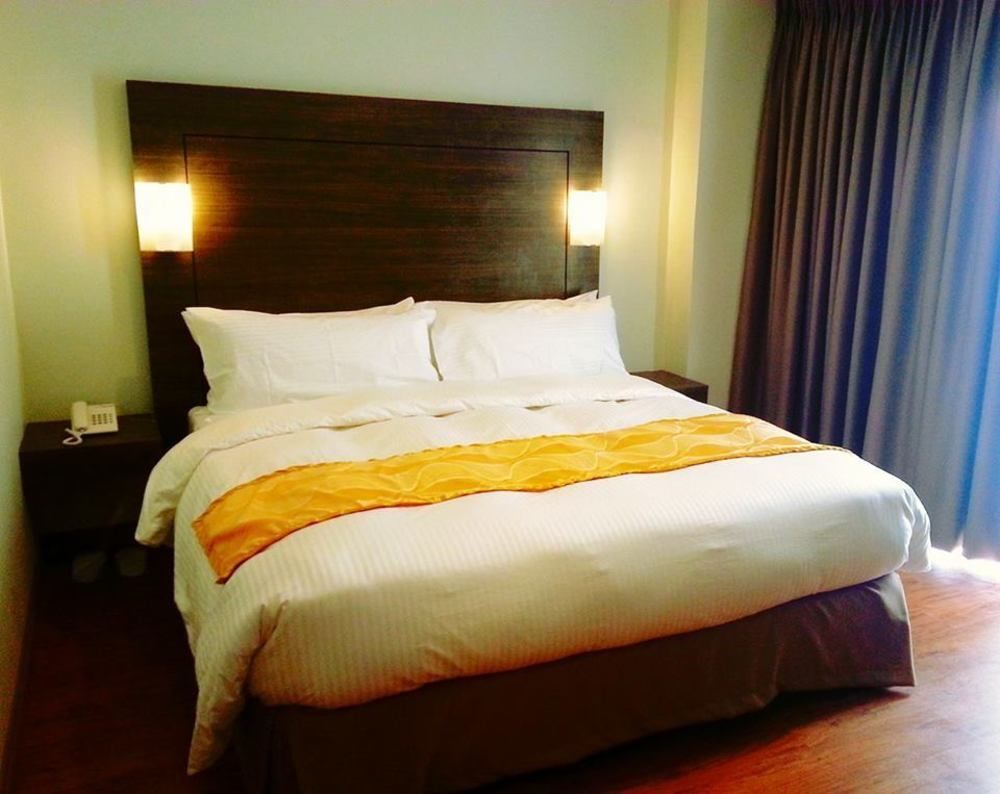 Vista Real Hotel Тагайтай Экстерьер фото