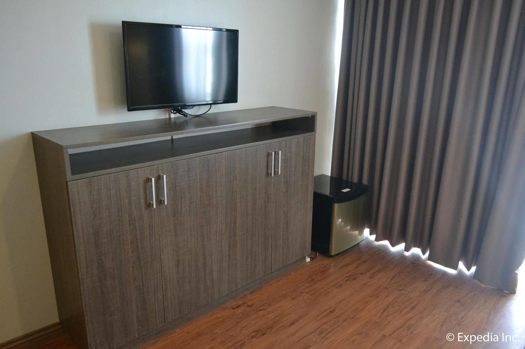 Vista Real Hotel Тагайтай Экстерьер фото