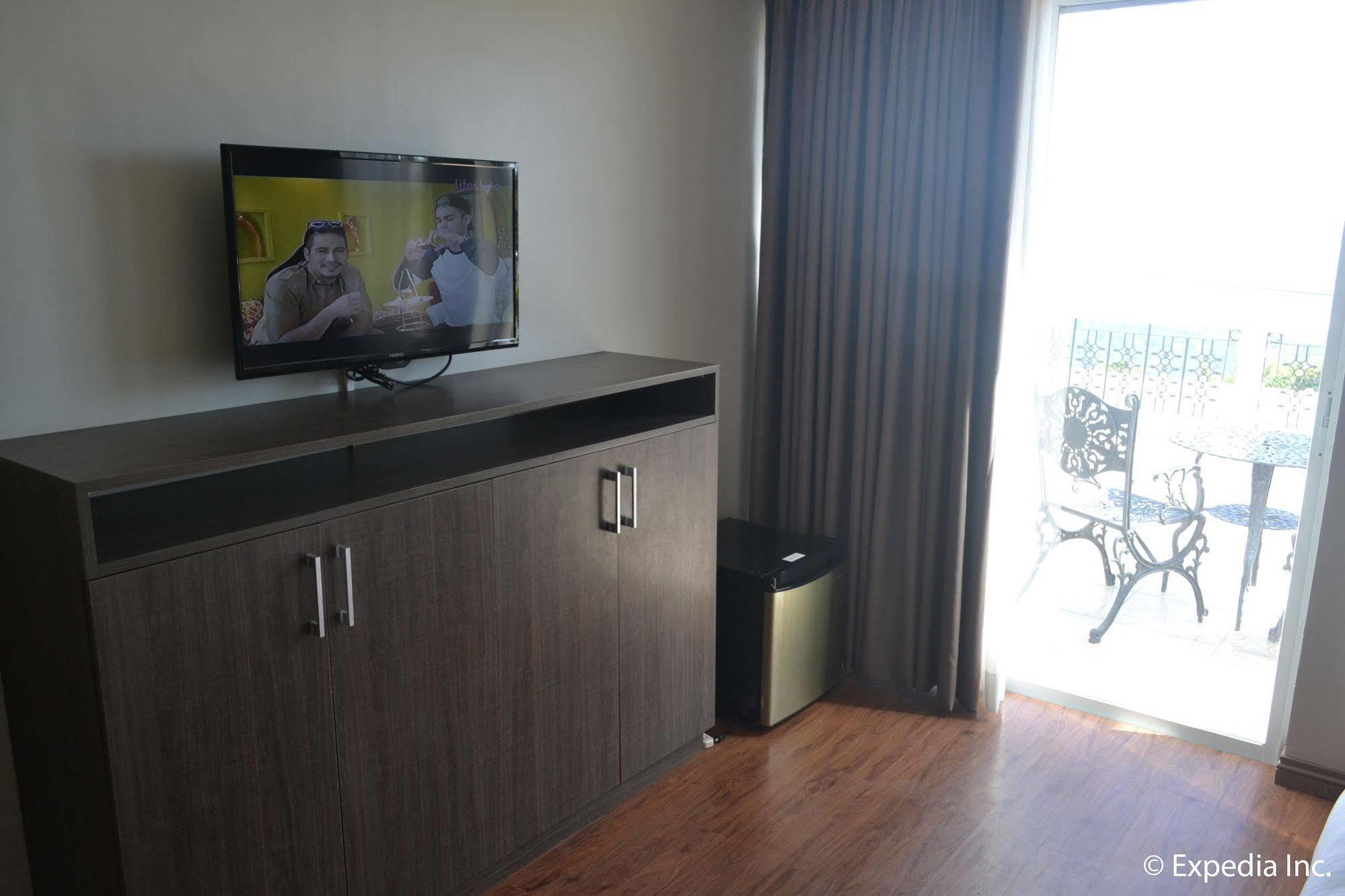 Vista Real Hotel Тагайтай Экстерьер фото