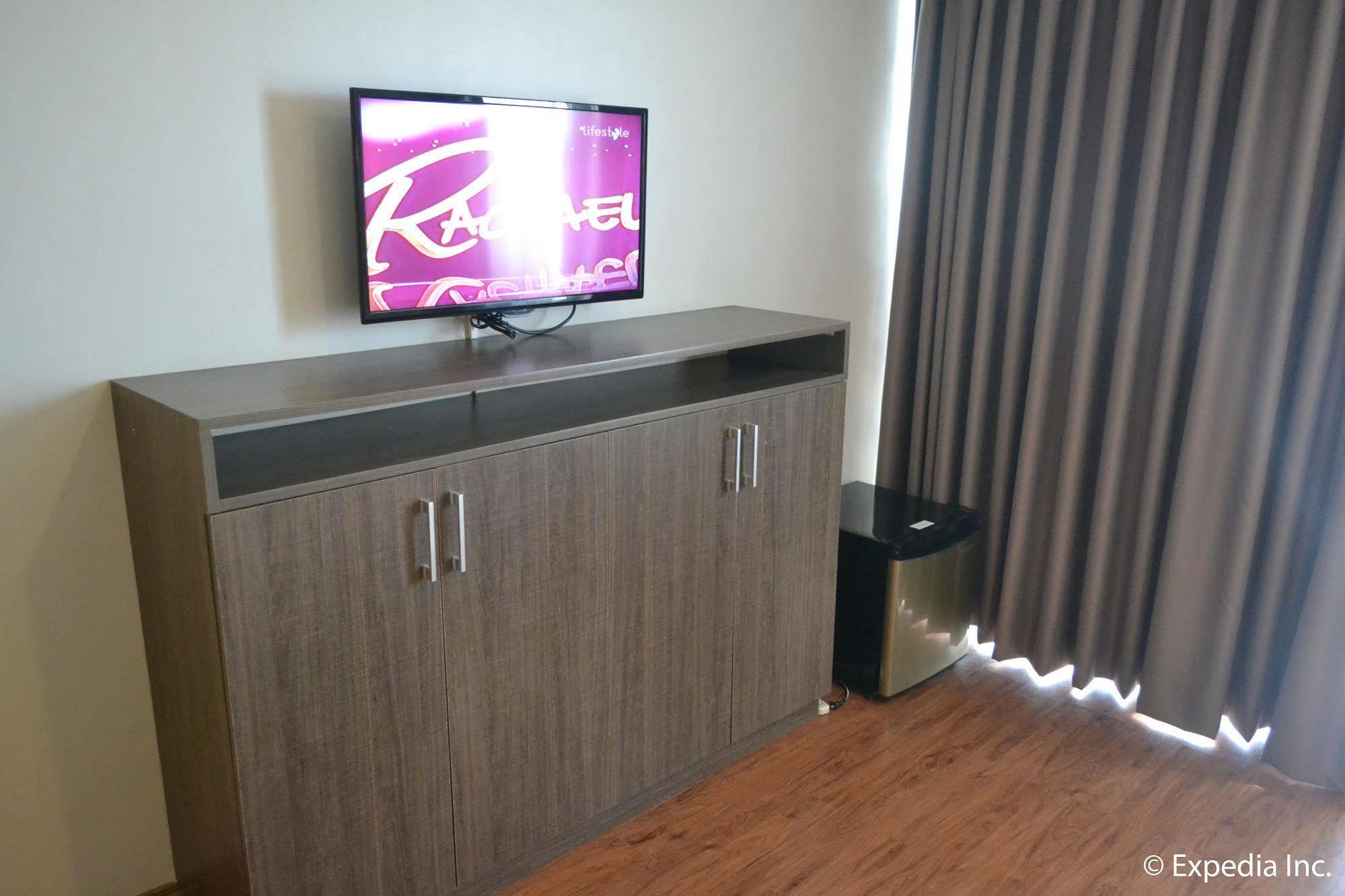 Vista Real Hotel Тагайтай Экстерьер фото
