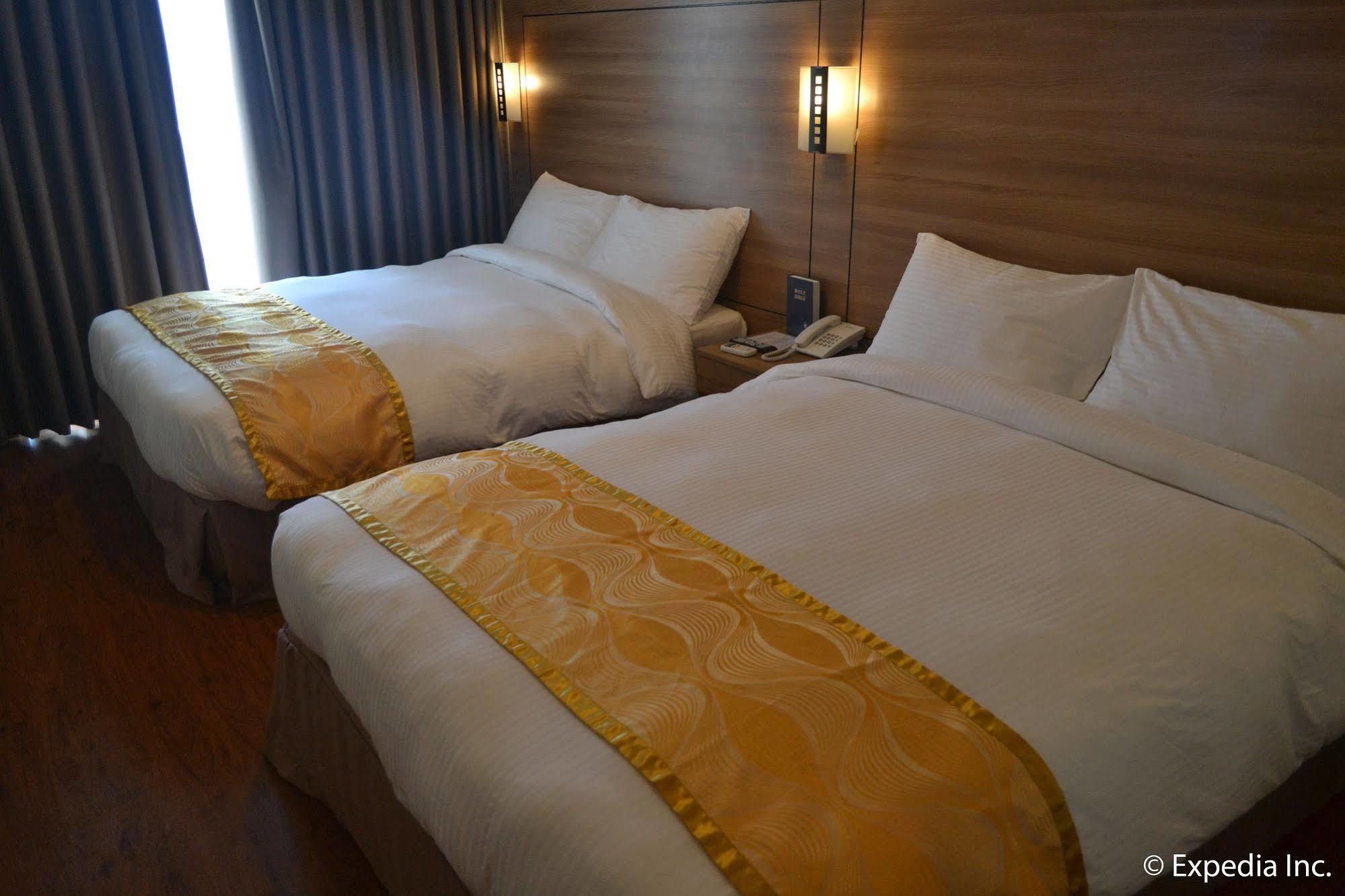 Vista Real Hotel Тагайтай Экстерьер фото