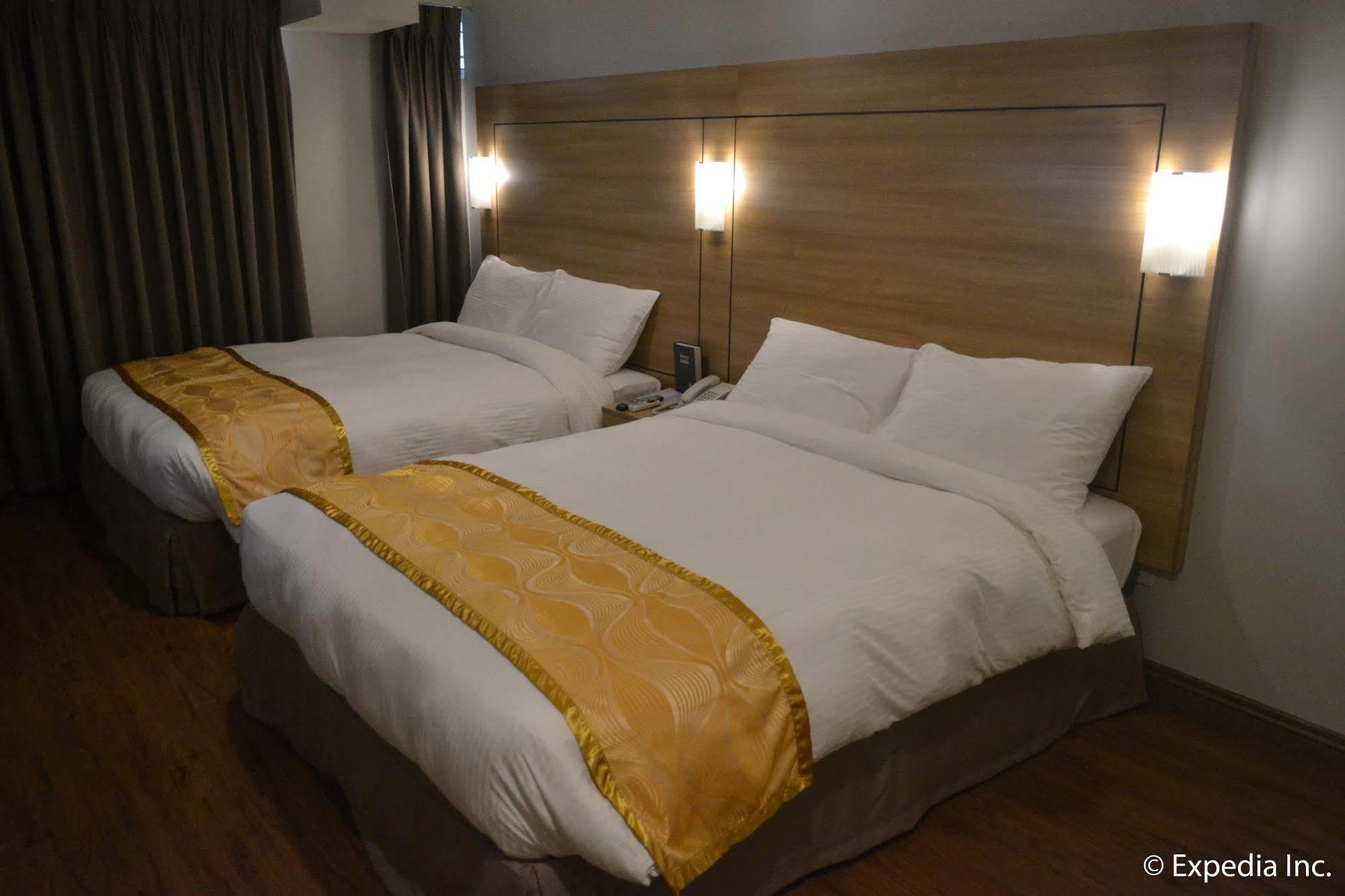 Vista Real Hotel Тагайтай Экстерьер фото